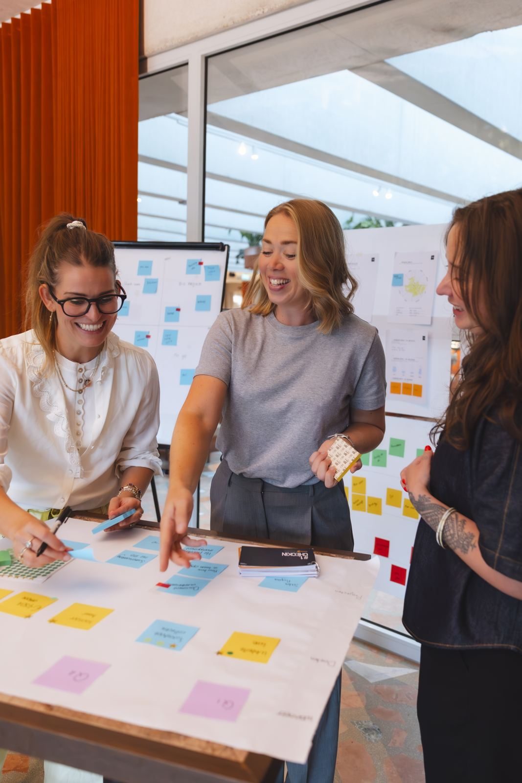 Lachende deelnemers tijdens een sessie