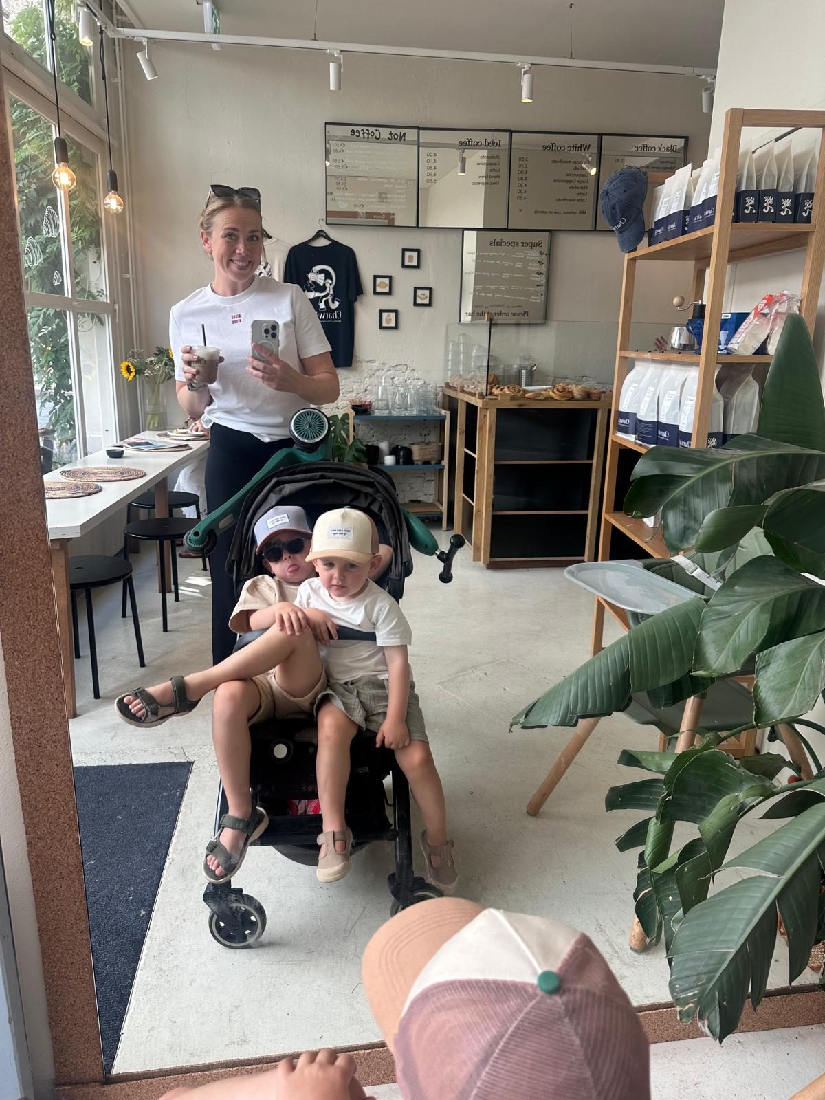 Elke met haar twee kinderen in een koffiebar