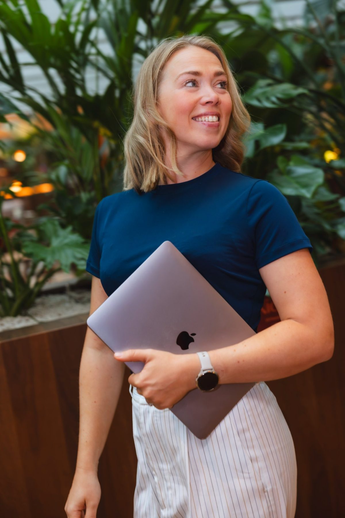 Elke met haar laptop tussen de planten