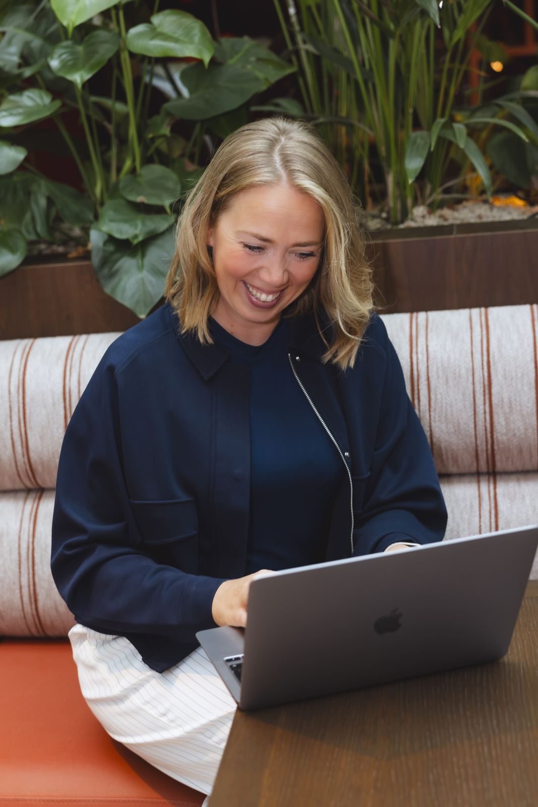Elke achter haar laptop